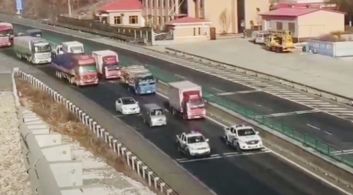 壓速帶道 護(hù)送車輛