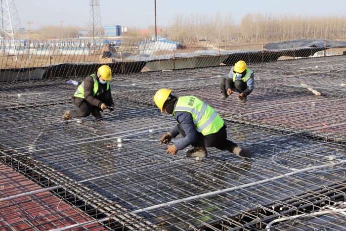 FJ2標(biāo)施工人員進(jìn)行鋼筋綁扎作業(yè)（1）