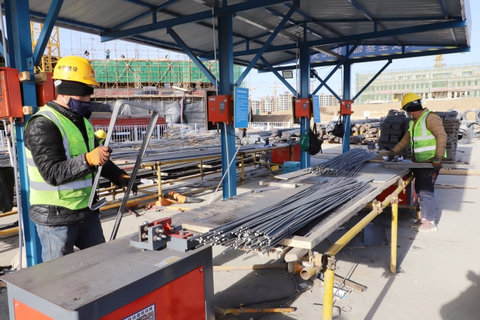 FJ2標(biāo)施工人員制作框架梁箍筋