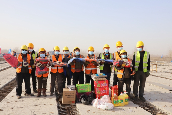 7、京雄高速SG3標(biāo)施工人員收到慰問(wèn)品