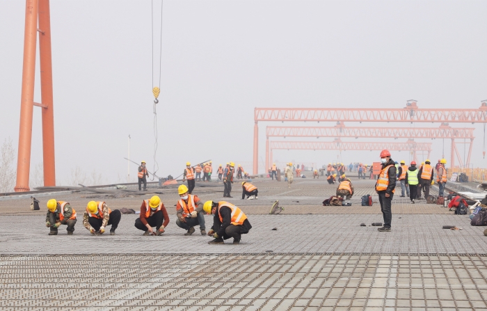 4、京雄高速白溝河大橋栓釘焊接、鋼筋綁扎施工現(xiàn)場(chǎng)