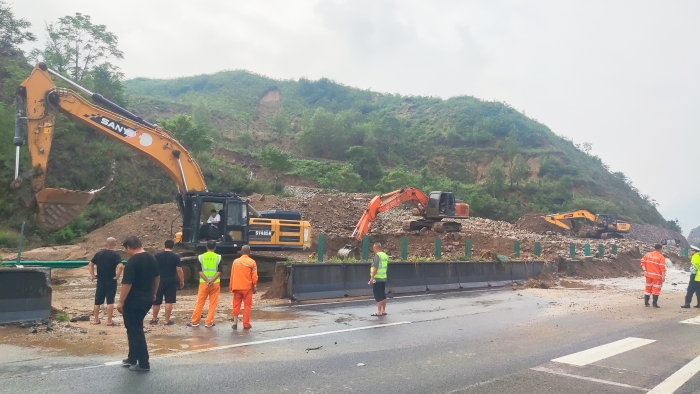 清理塌方搶通張涿高速斷點(diǎn)-養(yǎng)護(hù)分公司-陳浩_副本