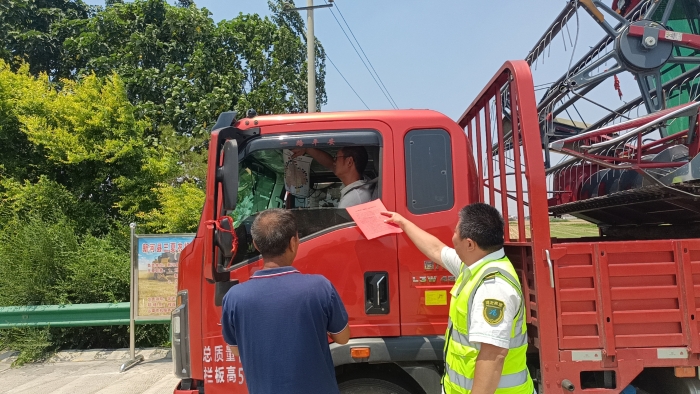 助力“三夏”志愿服務(wù).