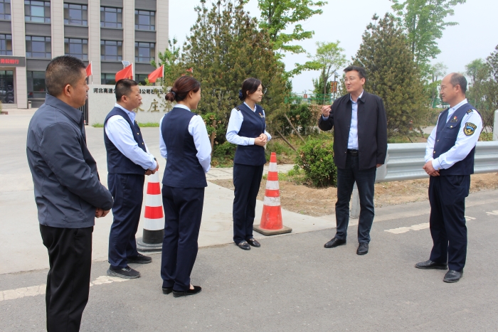 陳東坡到石家莊東收費(fèi)站進(jìn)行節(jié)前督導(dǎo)調(diào)研