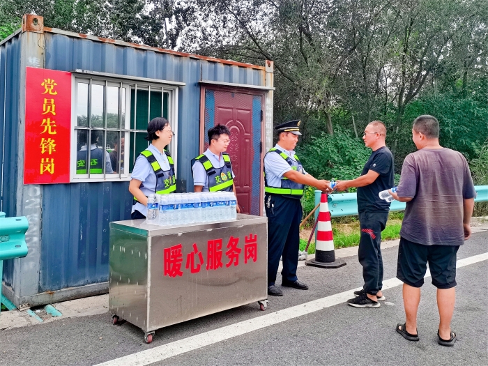 邯鄲南收費站：黨員先鋒在行動，全力保障開學季 (1)