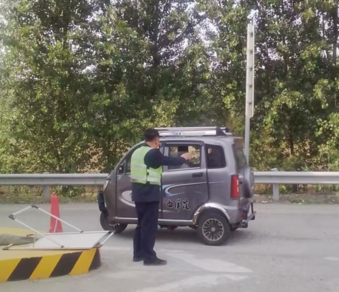 老人誤入高速進(jìn)行勸阻