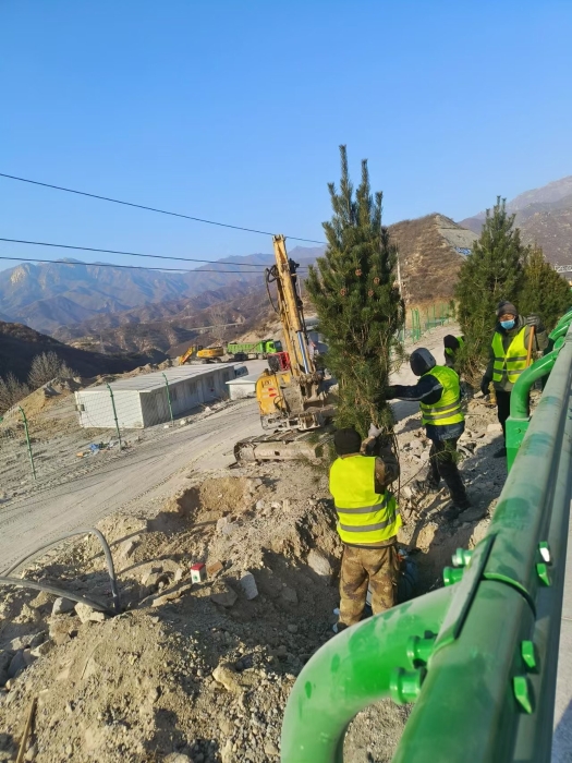 克服嚴(yán)寒、不畏困難、爭趕工程進度