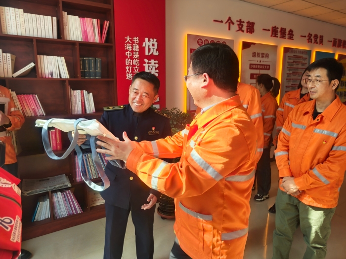 3e7204271c563bf6bbbe07cecc768138