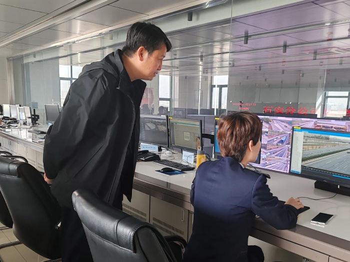 2025年3月27日，石安分公司黨委書記陳園明（左）到監(jiān)控大廳云端督導(dǎo)2025年養(yǎng)護工程安全生產(chǎn)工作
