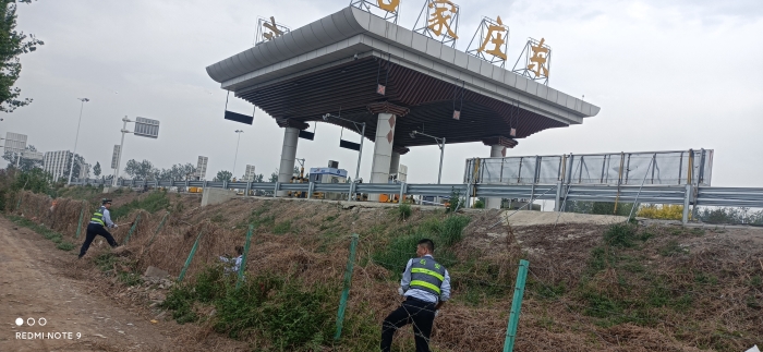 石家莊東收費站“五一”節(jié)前路域環(huán)境整治