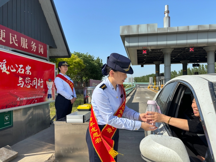 河沙鎮(zhèn)收費(fèi)站暖心服務(wù)崗2（楊利芳）