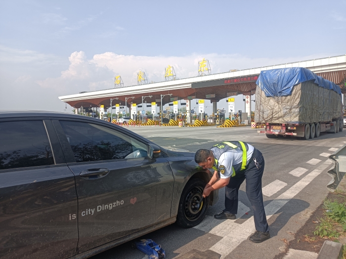 石家莊東收費站收費員秒變“維修能手”解司乘燃眉之急