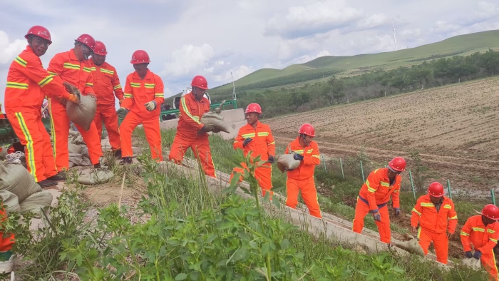在風(fēng)雨中展現(xiàn)“速度與守護(hù)”——張家口分中心延崇養(yǎng)護(hù)隊開展防汛演練1