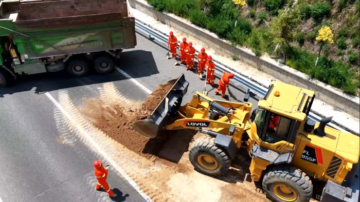 在風(fēng)雨中展現(xiàn)“速度與守護(hù)”——張家口分中心延崇養(yǎng)護(hù)隊開展防汛演練