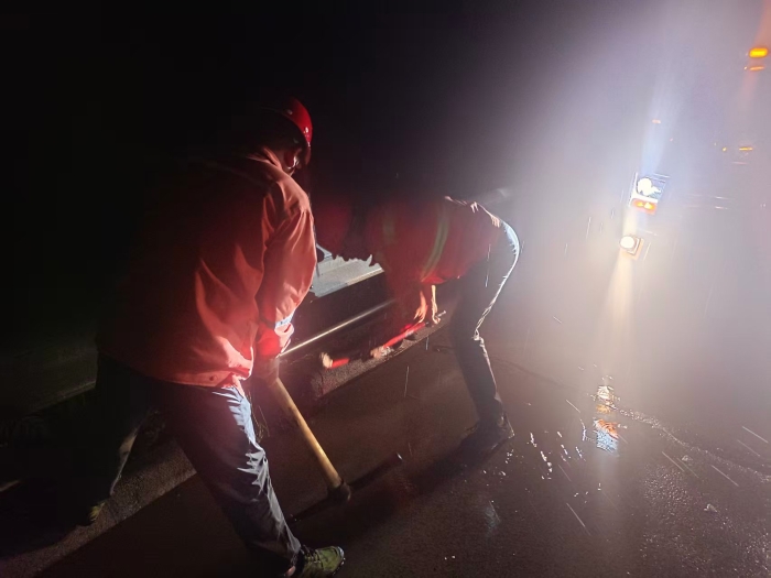 迎戰(zhàn)風(fēng)雨保暢通：張家口分中心陽原養(yǎng)護(hù)隊(duì)深夜冒雨搶險(xiǎn)護(hù)坦途