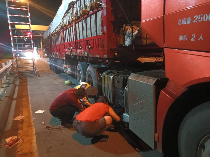 8.4深夜幫助司機(jī)修車