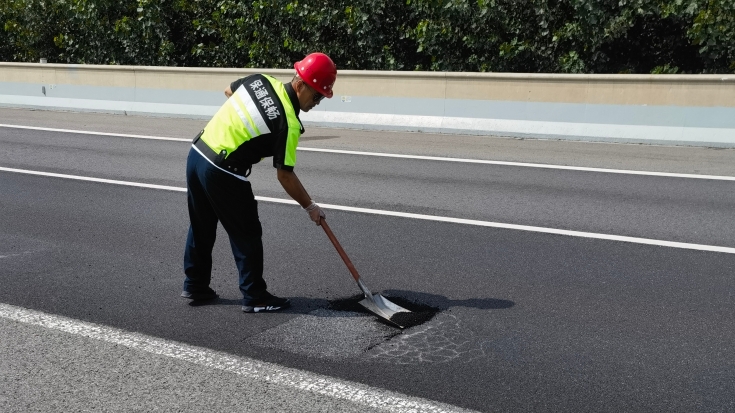 C:\Users\Administrator\Desktop\京哈北線分公司巧用新型冷補(bǔ)料 及時(shí)高效修補(bǔ)坑槽保暢通\1