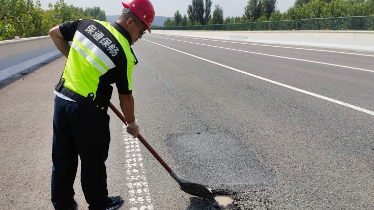 C:\Users\Administrator\Desktop\京哈北線分公司巧用新型冷補(bǔ)料 及時(shí)高效修補(bǔ)坑槽保暢通\2