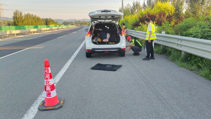 C:\Users\Administrator\Desktop\京哈北線分公司巡查人員高溫助換胎 獲贈錦旗表謝意\1