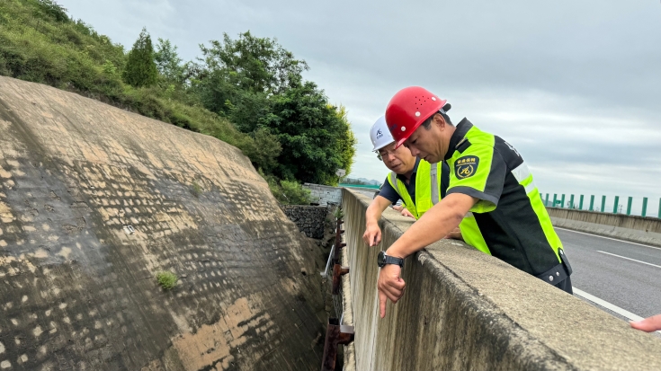 C:\Users\Administrator\Desktop\京哈北線分公司全力奮戰(zhàn)強(qiáng)降雨 筑牢道路安全防線\1
