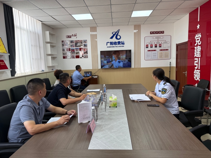 孟波-廊坊分公司總經(jīng)理?xiàng)盍烈恍械綇V陽(yáng)收費(fèi)站調(diào)研指導(dǎo)工作-1