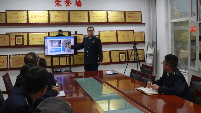 D:\李樂\宣傳\已發(fā)\東新莊收費(fèi)站：學(xué)習(xí)隱患排查手冊 筑牢站區(qū)安全防線\IMG_6284