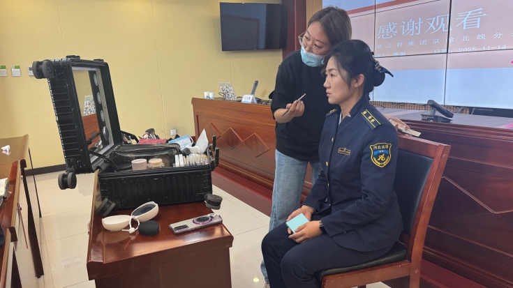 C:\Users\Administrator\Desktop\強技能 樹形象 提效能—京哈北線分公司開展直播綜合能力專項培訓\333