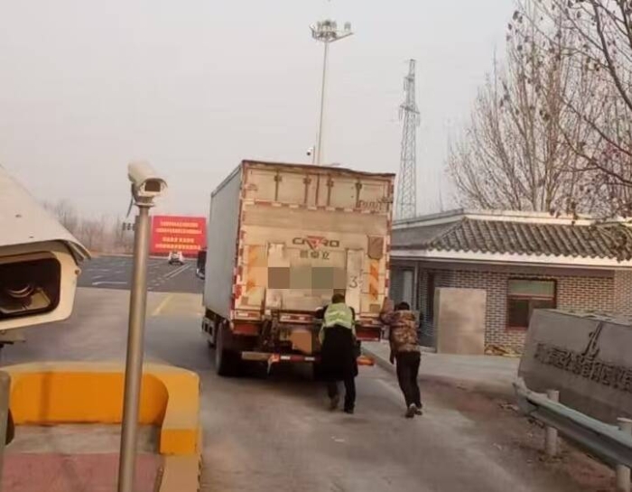 暖心相助 緊急處置拋錨小貨車