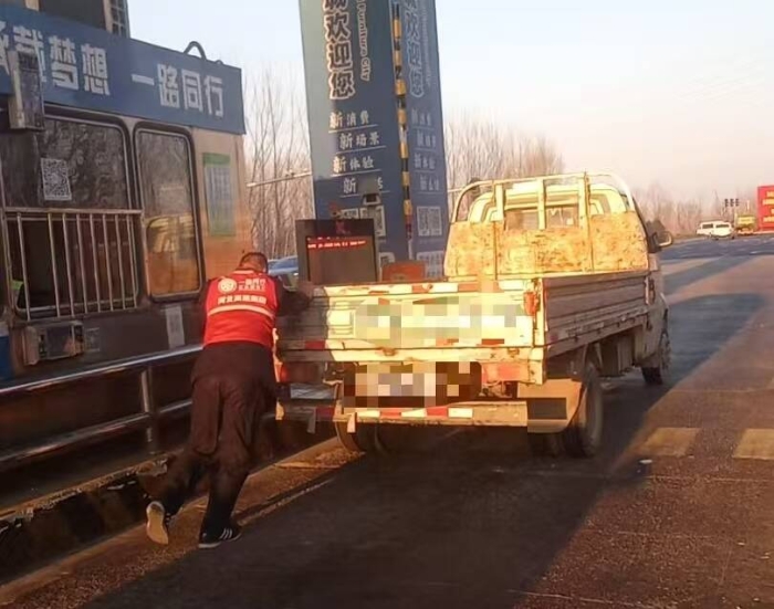 小貨車拋錨車道 收費員援手相助暖人心