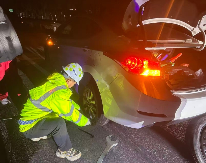 4、換胎照片