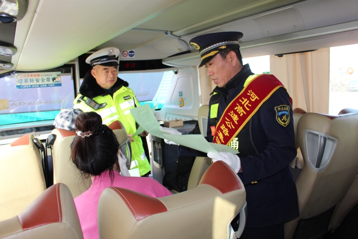 2026-2-2 石家莊東收費(fèi)站聯(lián)合高速交警部門(mén)開(kāi)展“平安春運(yùn)”文明交通倡議活動(dòng) (2)