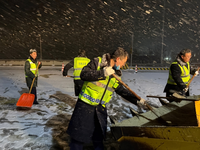 冀州西收費站雪夜堅守保暢