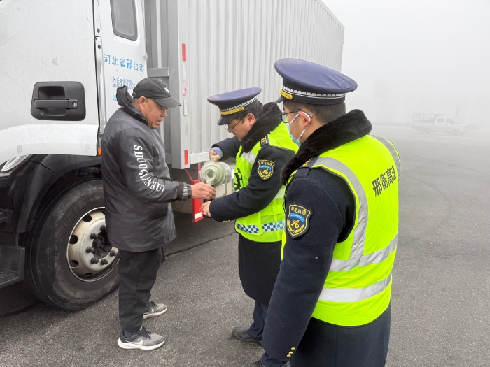 冀州西收費(fèi)站大霧天氣站口送溫暖